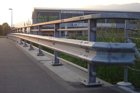 Leitplanken mit Handlauf und Schutzrohren