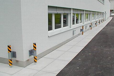 Leitpfosten als Schutz für die Fassade