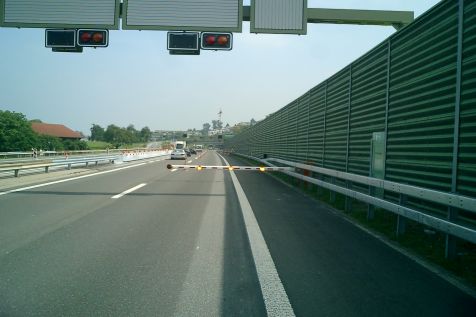 Horizontale Verkehrsschranke geöffnet